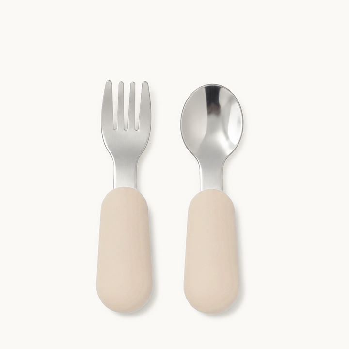 Utensílios de alimentação própria para crianças pequenas e puras