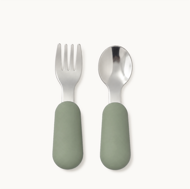 Utensílios de alimentação própria para crianças pequenas e puras
