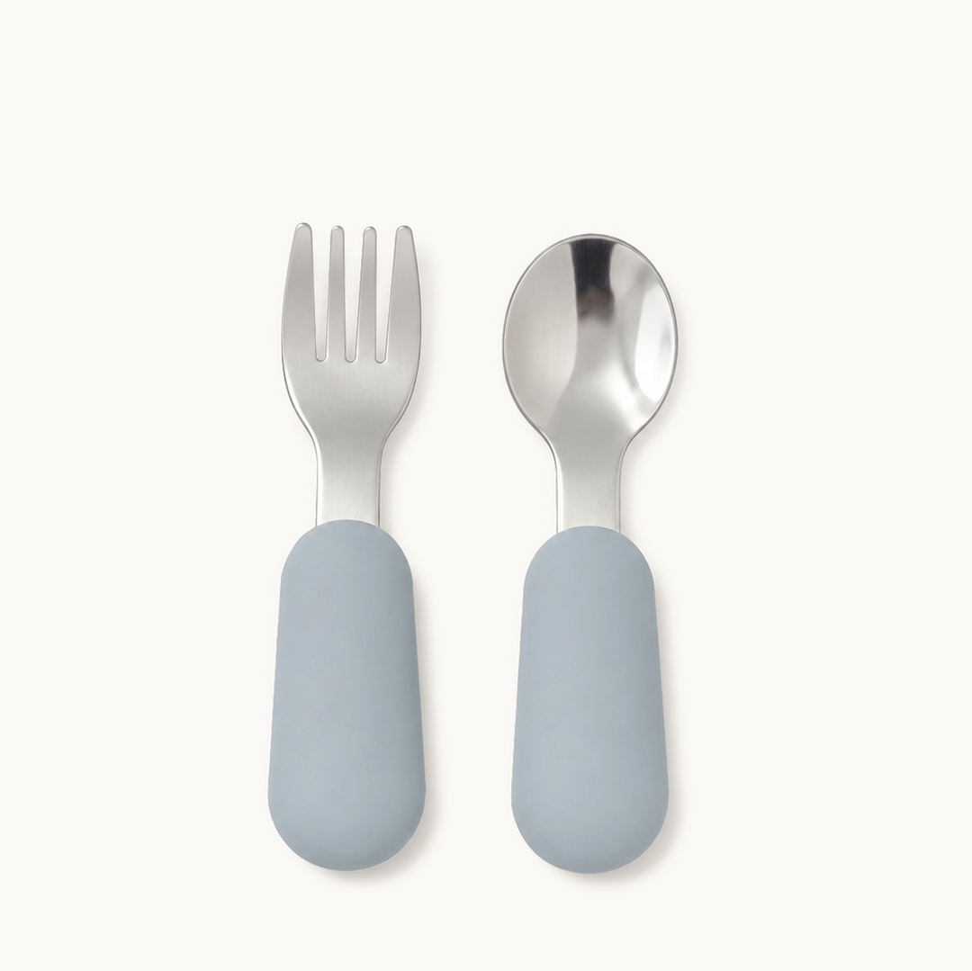 Utensílios de alimentação própria para crianças pequenas e puras