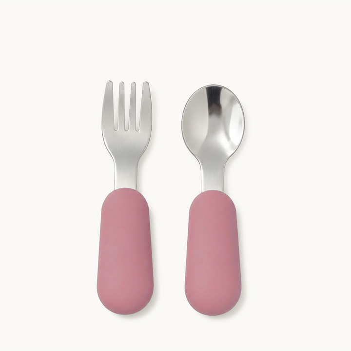 Utensílios de alimentação própria para crianças pequenas e puras