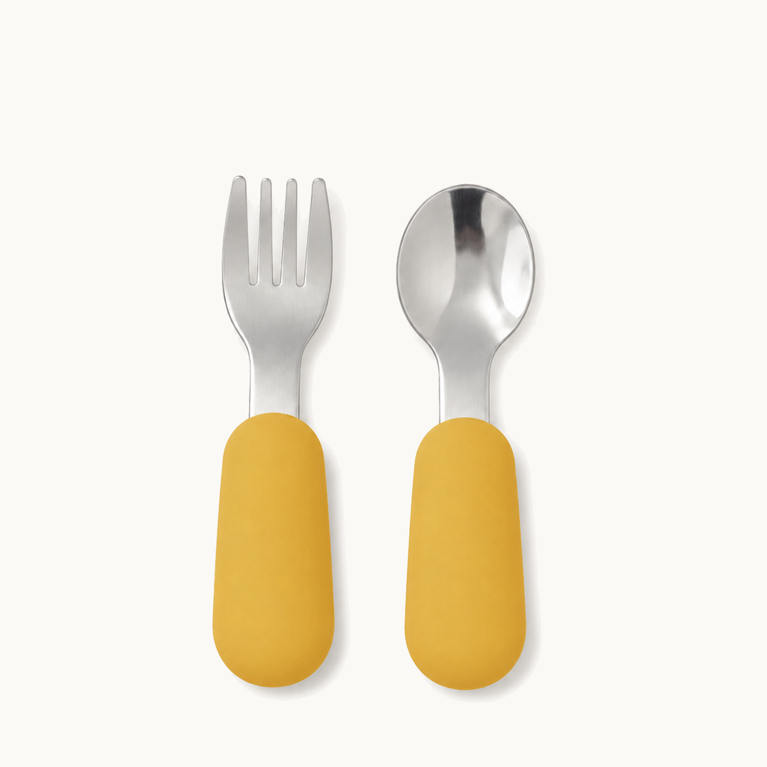 Utensílios de alimentação própria para crianças pequenas e puras